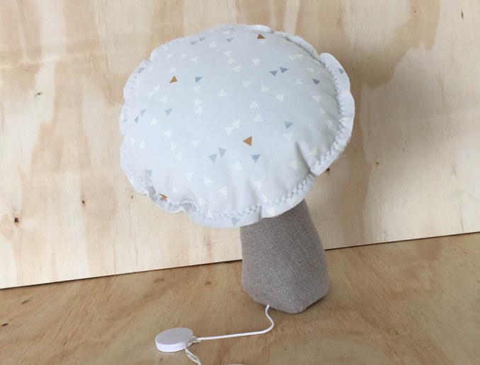 Musikalischer Pilz blaue Dreiecke