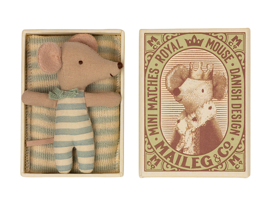Kleiner Baby-Mäuserich in seiner Box mit seinem Schlafsack