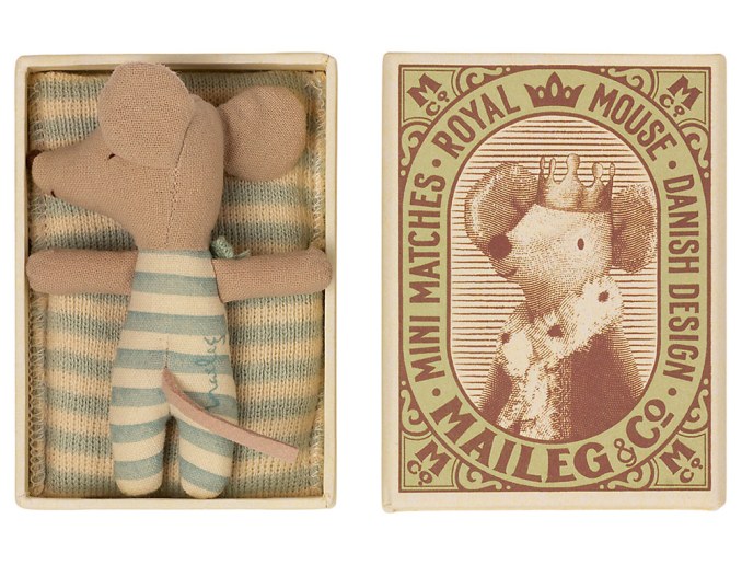 Kleine Baby-Maus Junge mit seinem gestreiften Schlafanzug.