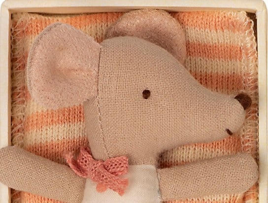Kleines Mäuschen-Baby Mädchen in ihrem Schlafsack