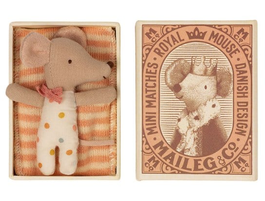 Kleine Maus Baby Mädchen in ihrer Schachtel