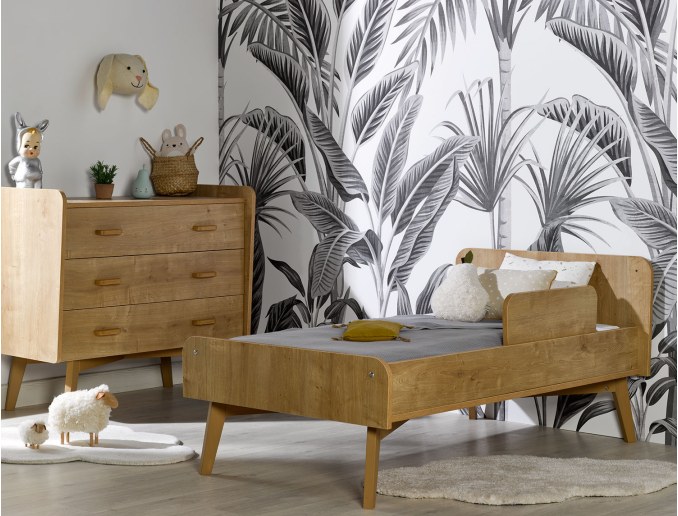 Babyzimmer Icône. Mitwachsendes Babybett mit großer Kommode.