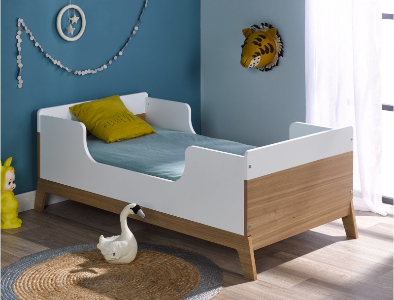 Convertible bed with 70x140 sleeping area.