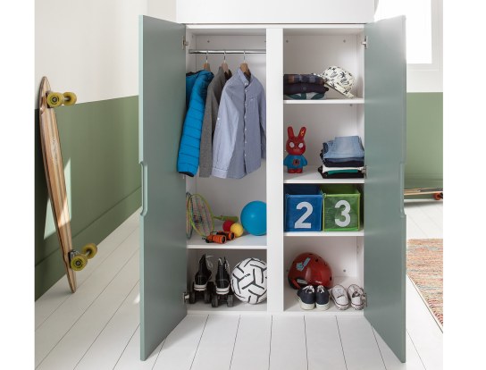 Schaumstoff- und weißer Schrank