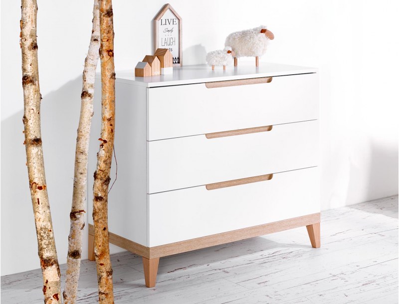 Witte en houten Evidence commode