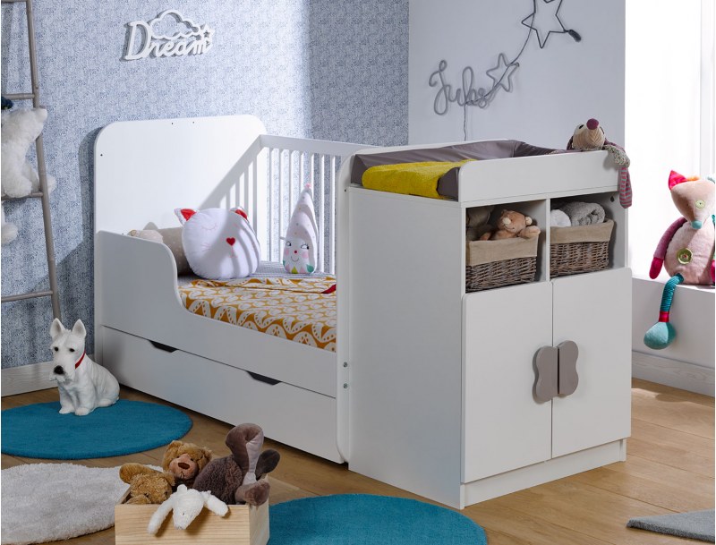 Baby bed in convertible position with a small rail.