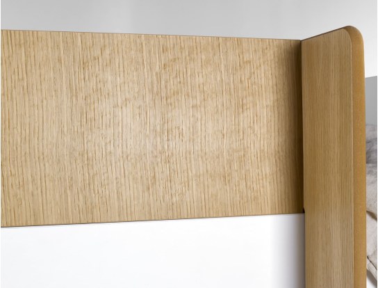 Cama de madera y blanca