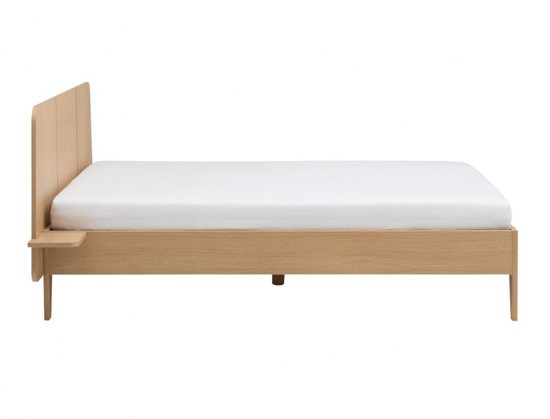 Nachtkastje op het hoofdeinde van het bed.