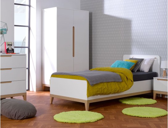 Armario, cómoda y mesita de noche disponibles en el sitio web.