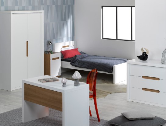 L'armoire, le chevet, la commode et le bureau sont à découvrir sur notre site.