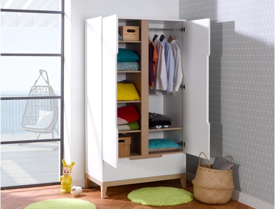 Kleiderschrank mit zwei Türen und einer großen Schublade