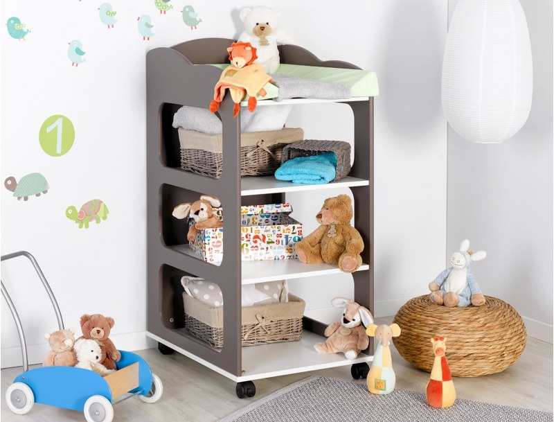 Wickelkommode Soho in Taupe-Weiß zum Wickeln des Babys.