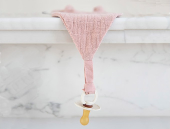 Knuffeldoek met speenkoord van roze stof