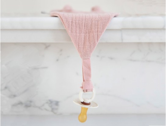 Peluche con sujetador de chupete de tela Rosa