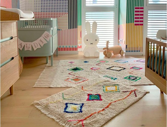 Pequeña alfombra suave con motivos de colores lavable a máquina