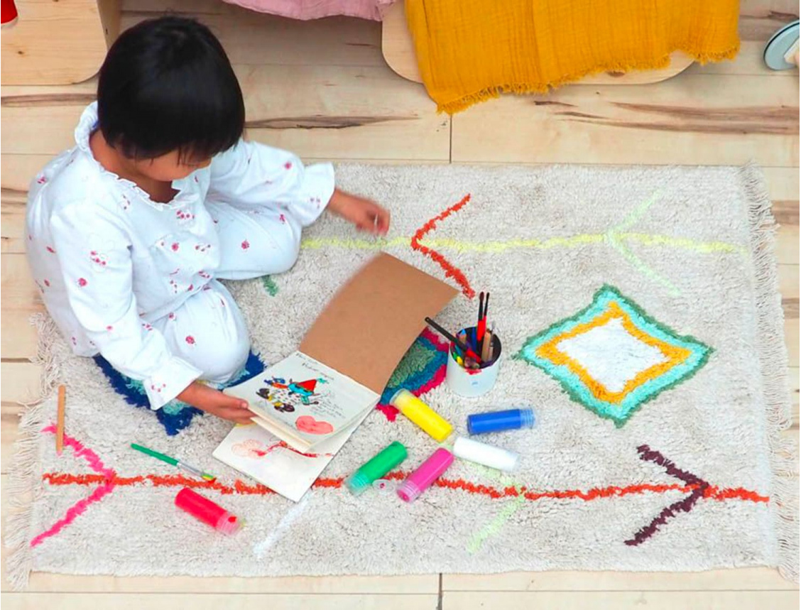 Pequeña alfombra suave con motivos de colores