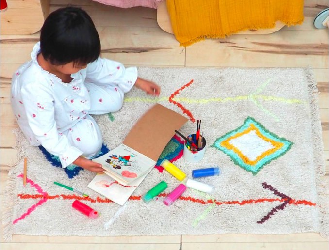 Weicher kleiner Teppich mit farbigen Motiven