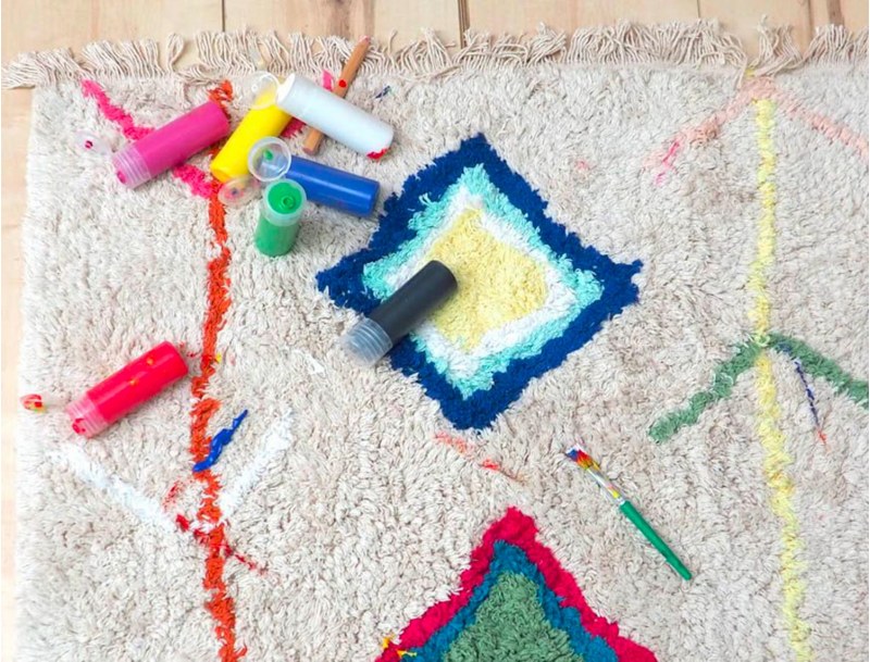 Piccolo tappeto morbidissimo con motivi colorati delicati