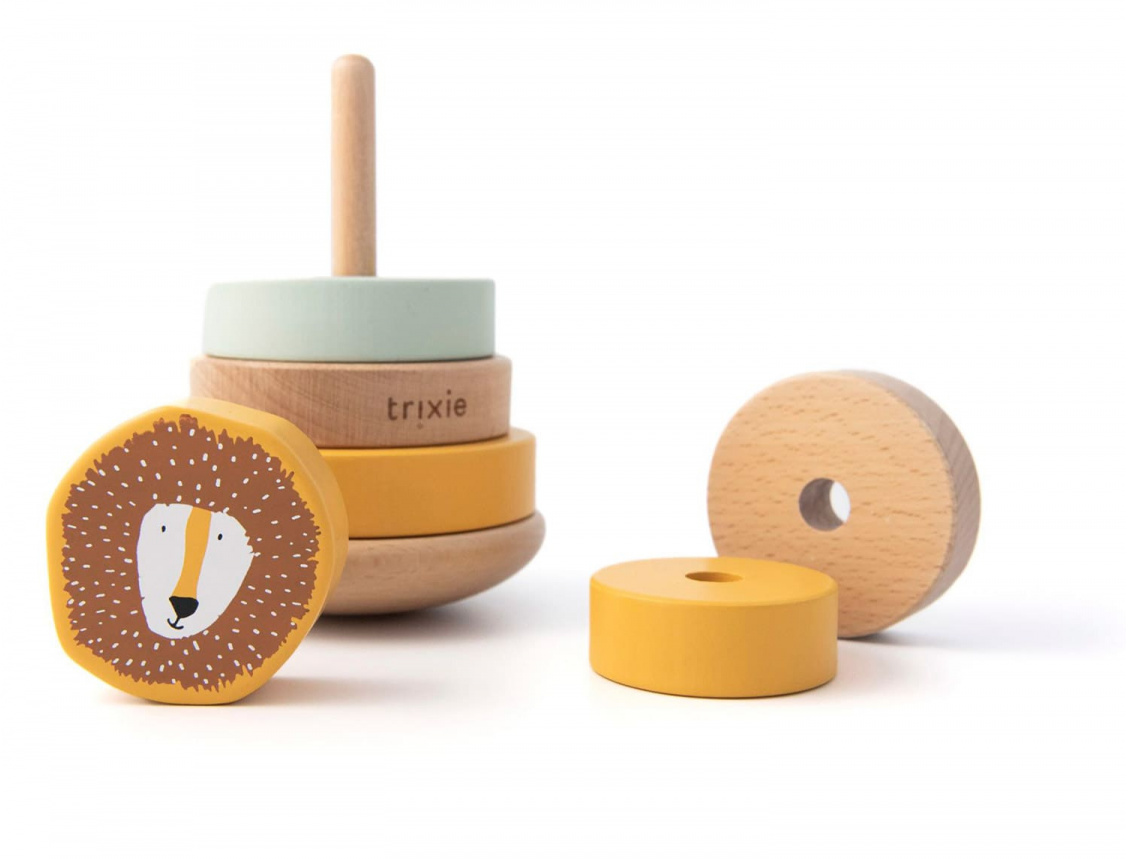 Tour à empiler en bois. Jouer avec le Roi Lion