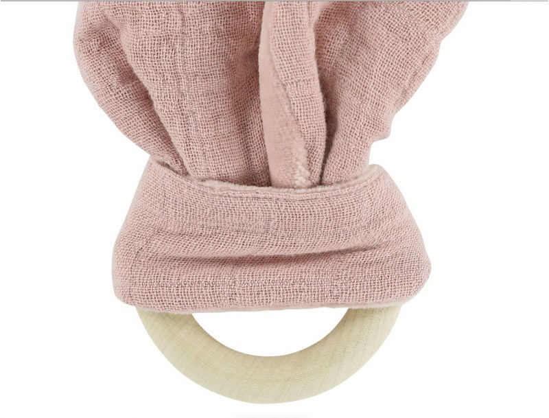Houten ring en roze stof