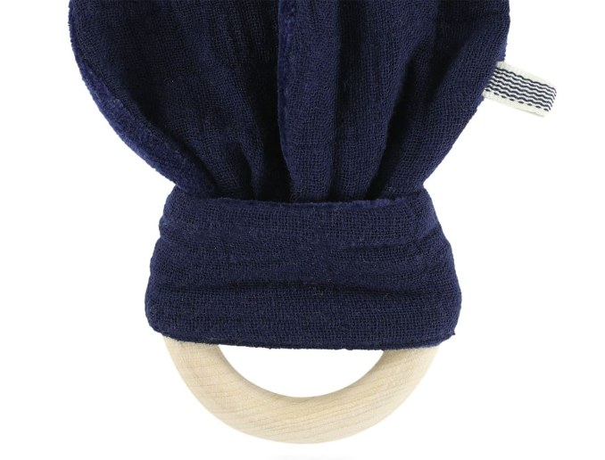 Houten ring en donkerblauwe stof