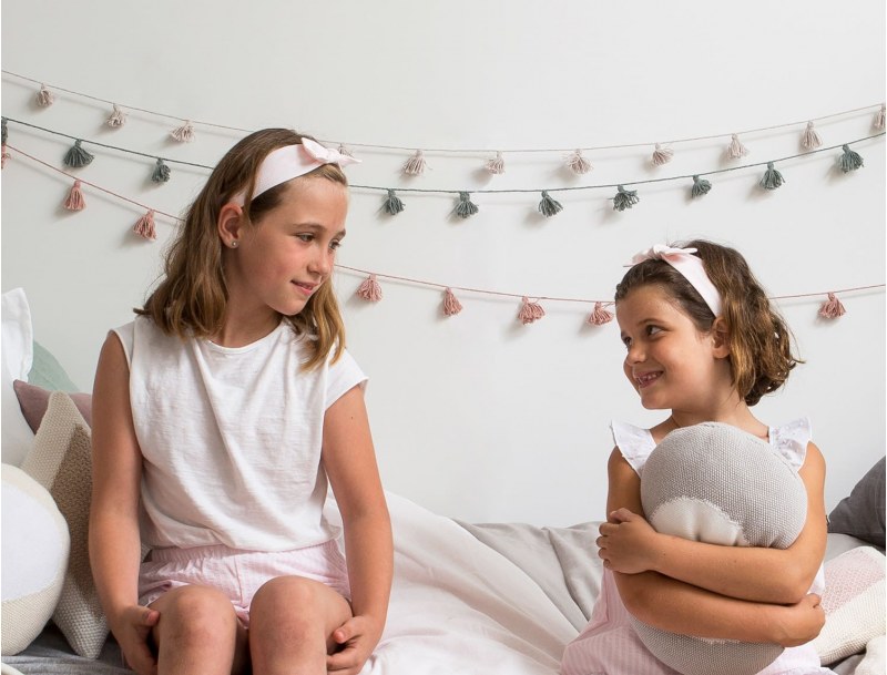 Slinger met pompons in mosgroen, decoratie voor kinderkamer.