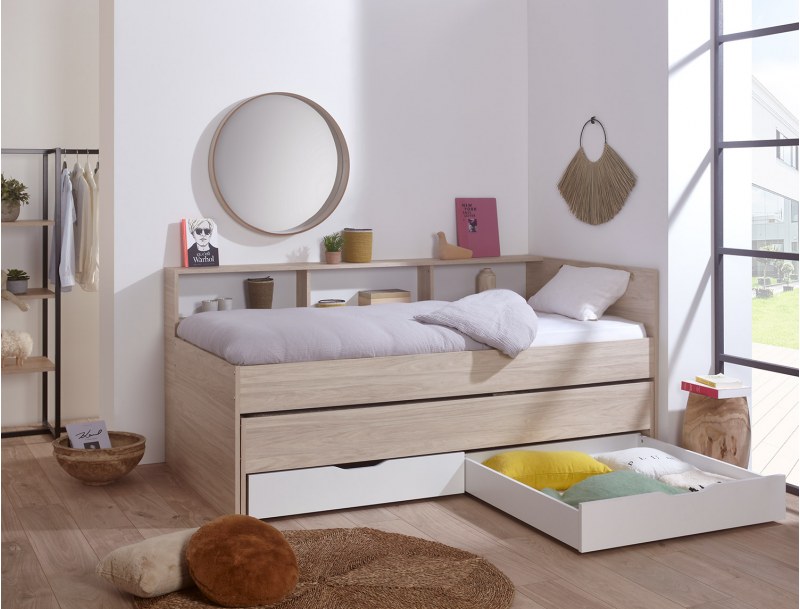 Weißes Bett mit hellem Holz