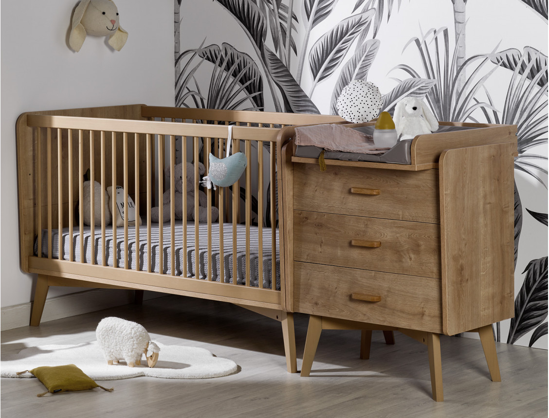 Cuna 70x140 Icone con pequeña cómoda y cambiador.