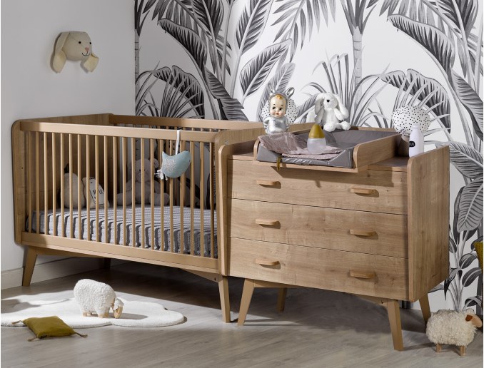 Babyzimmer-Icon. Mitwachsendes Babybett, große Kommode und Wickelaufsatz.