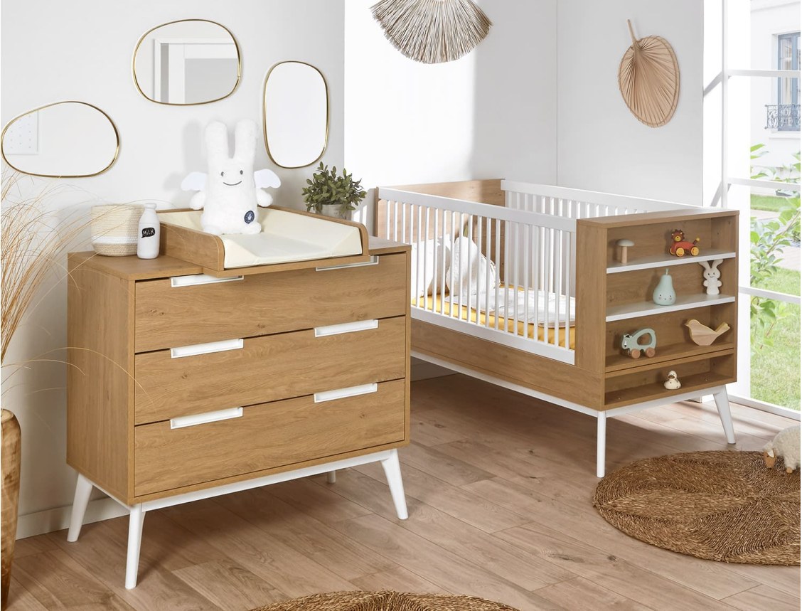 Kleine Octave-kamer met een bed, commode en luiertafel.