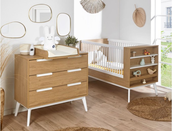 Kleine Octave-kamer met een bed, commode en luiertafel.