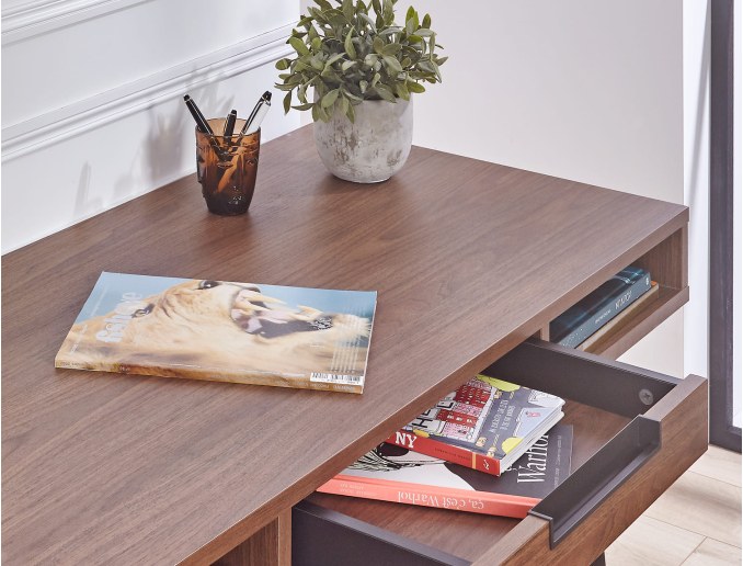 Bureau met walnootdecor