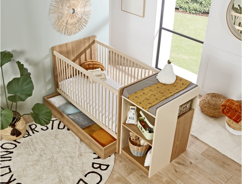 Mitwachsendes Babybett kombiniert mit Wickelaufsatz und Schublade im Boho-Stil