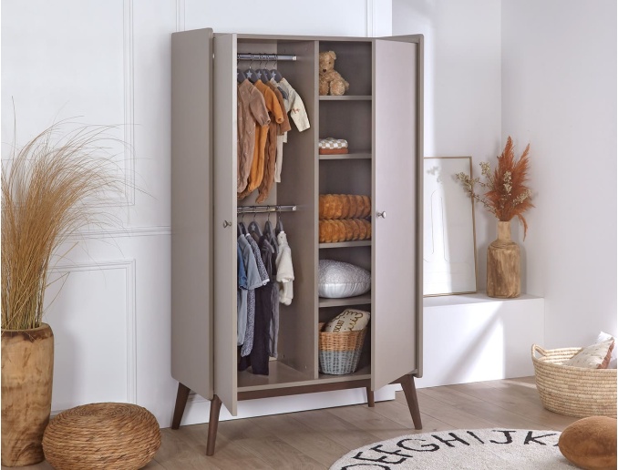 Armoire Gaïa Noyer & Argile avec penderie et étagères.