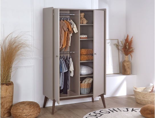 Gaïa Nussbaum & Ton Kleiderschrank mit Kleiderstange und Regalen.