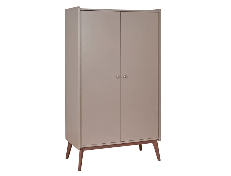 Zweitüriger Schrank in Ton-Farbe mit Nussbaum-farbigen Füßen.