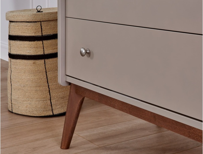 Voet in walnootkleur.