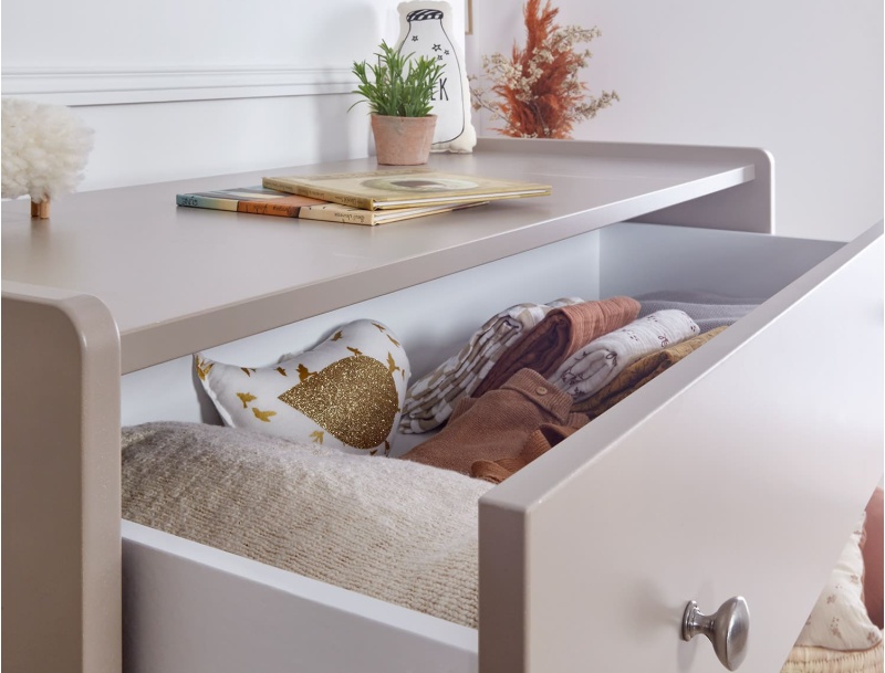 Bouton de tiroir en métal.