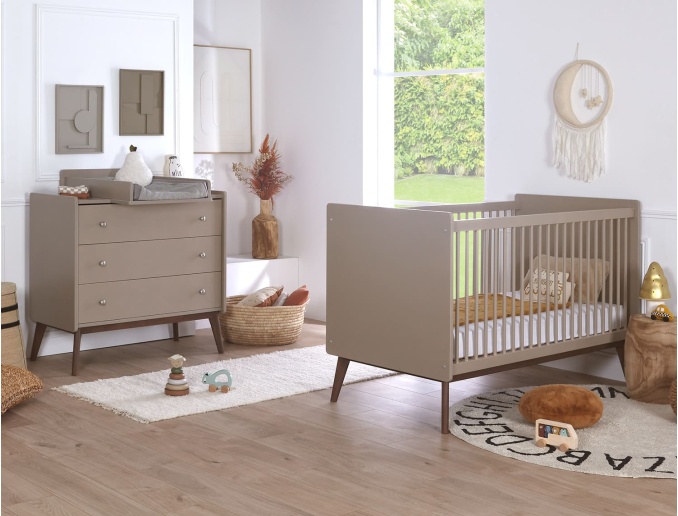 Das Babyzimmer-Set Gaïa enthält: ein Bett, eine Kommode und einen Wickelaufsatz.