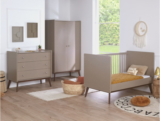 Komplettes Babyzimmer Gaïa in Ton- und Nussbaum-Farbe, bestehend aus: einem mitwachsenden Babybett, einer Kommode und einem Klei