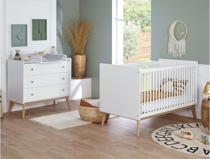 Kleine Gaïa-kamer met een uitbreidbaar bed, een commode en een verschoontafel.