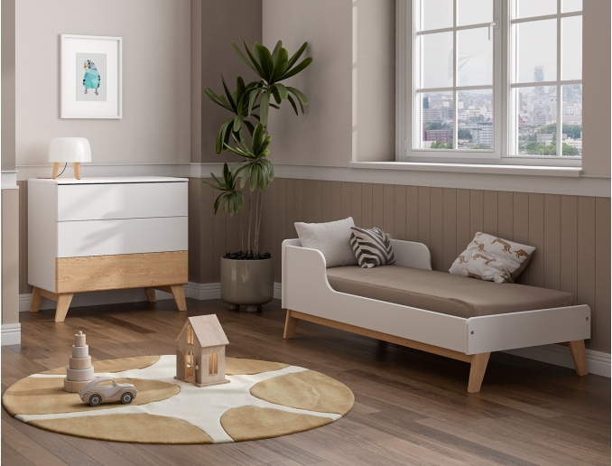 Kleine evenwichtige kamer, het bed is in ontwikkeling