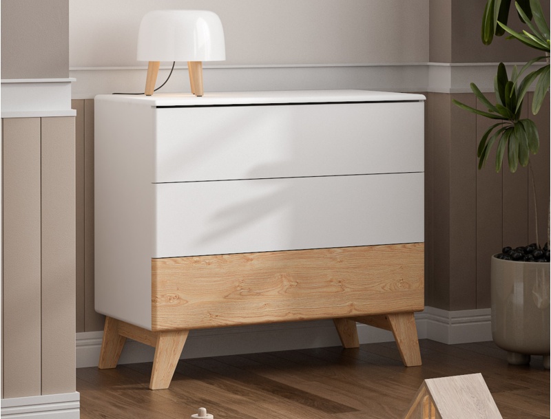 Witte en houten babycommode met 3 lades