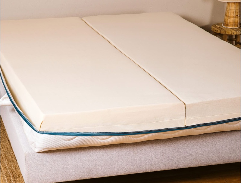 Volwassen matras van kokos en latex samengesteld uit twee blokken