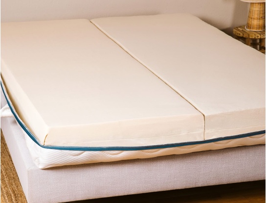 Volwassen matras van kokos en latex samengesteld uit twee blokken