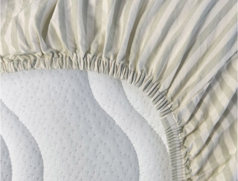Drap housse 90x190 en percale de coton rayé vert tilleul avec élastique.