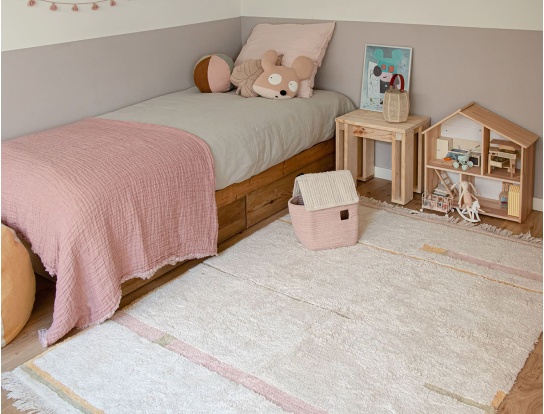 Alfombra Vintage Rosa Nude para una habitación infantil.