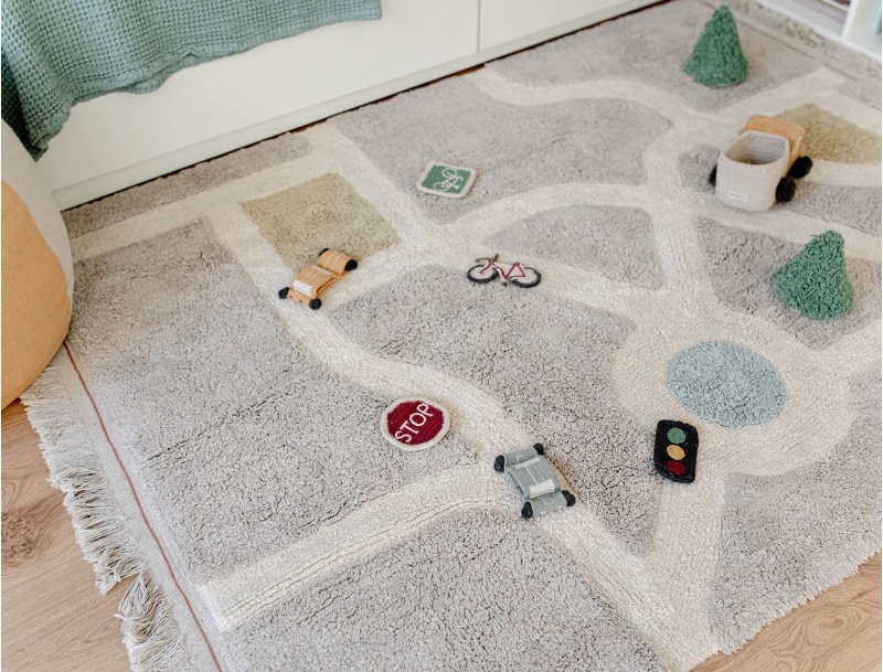 Alfombra Ecocity lavable de algodón natural, un campo de juego a tamaño real.