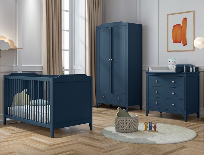 Babyzimmer Heritage Blau. Babybett, Kommode und Kleiderschrank.
