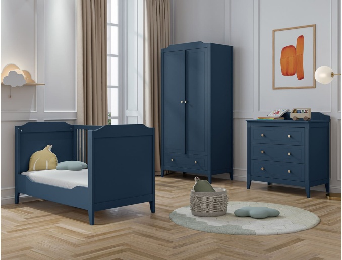 Erfgoed babykamer blauw, babybedje in verstelbare positie.